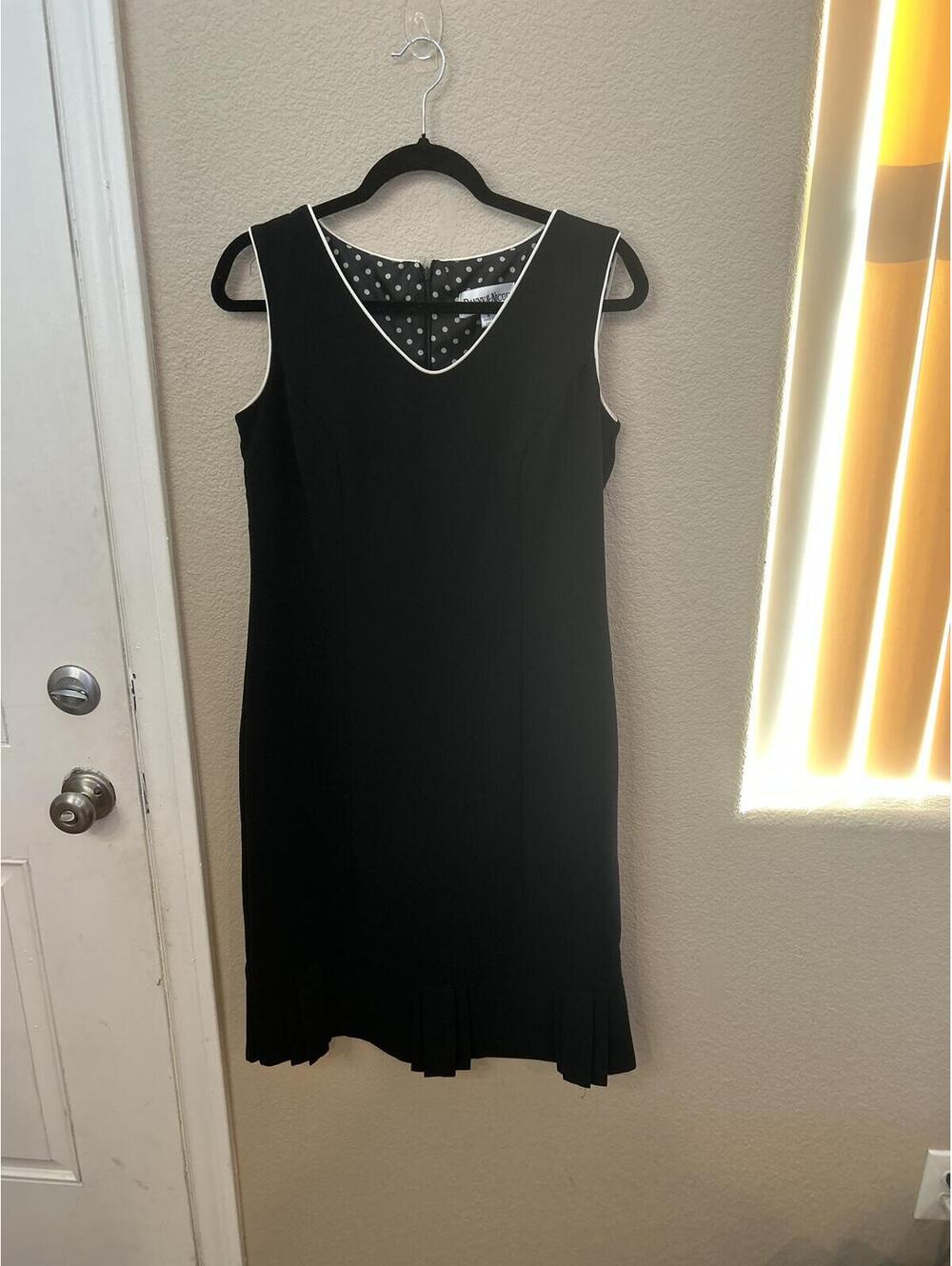 Vintage Danny & Nicole Black Sleeveless Dress with Pleated Hem Size 8